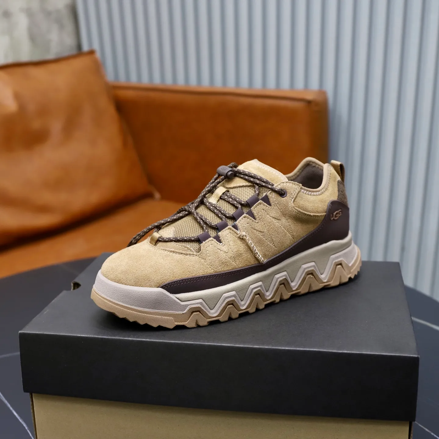 Factory price: 600💰Couple hiking shoes UGG short snow boots Autumn and winter brother's new series.........Multiple colors available Original and cute appearance, fur integrated 100% original with single wool thread Very precious and time-consuming Imported wool fur integrated warm and comfortable double care of feet A must-have item in winter Vamps with fur integrated wool outsole vs. original non-slip outsole Size: #35-40 for women and 39-44 for men